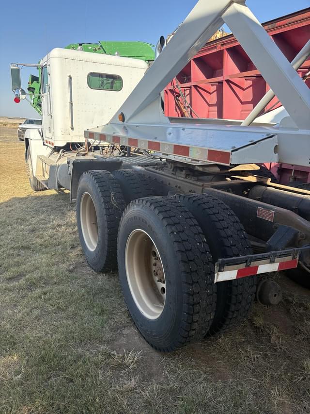 Image of Freightliner FLD120 equipment image 2