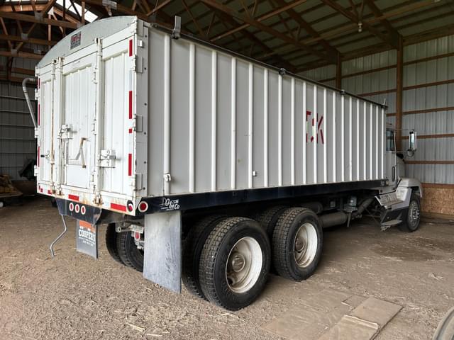 Image of Freightliner FLD120 equipment image 4