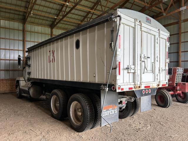 Image of Freightliner FLD120 equipment image 3