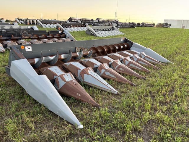 Image of Gleaner Hugger 830 equipment image 2