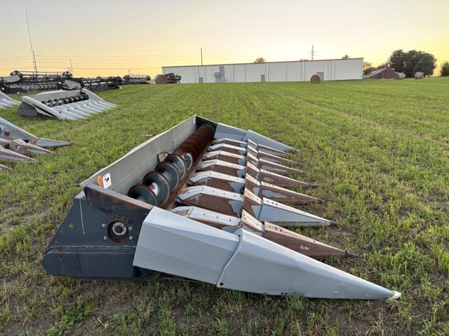 Image of Gleaner Hugger 830 equipment image 3