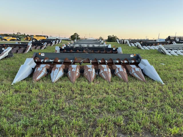 Image of Gleaner Hugger 830 equipment image 1