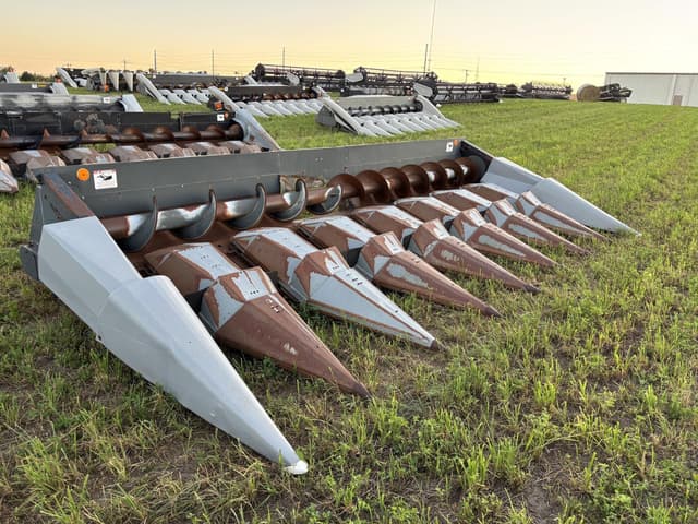 Image of Gleaner Hugger 830 equipment image 2