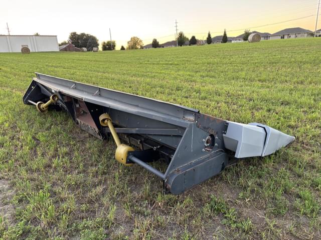 Image of Gleaner 830 equipment image 4