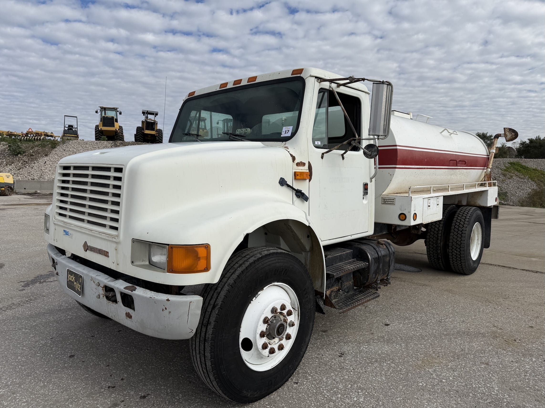 1990 International 4900 Equipment Image0