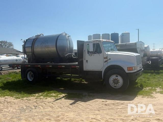 Image of International 4900 equipment image 3