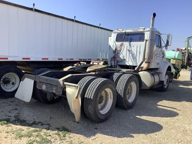 Image of International 8200 equipment image 1