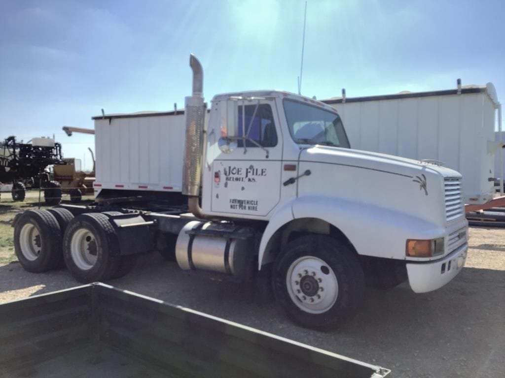 1990 International 8200 Equipment Image0