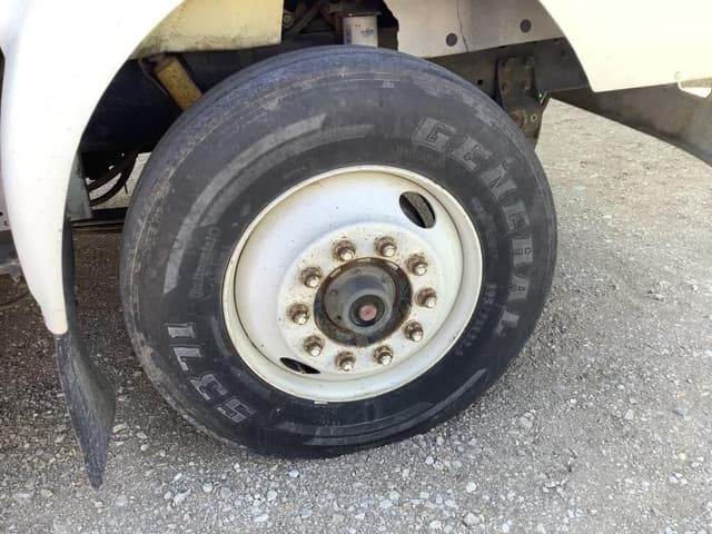 Image of International 8200 equipment image 4