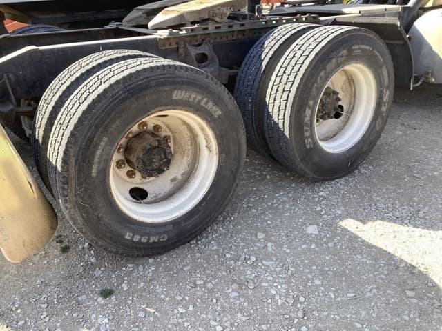 Image of International 8200 equipment image 3