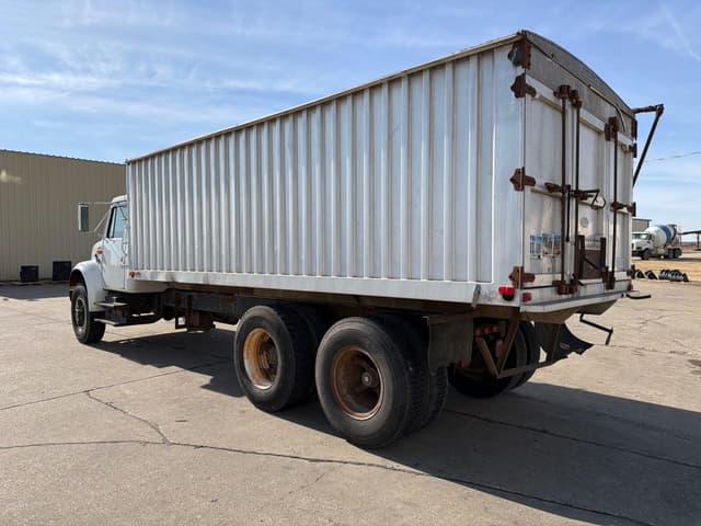 Image of International 4900 equipment image 4