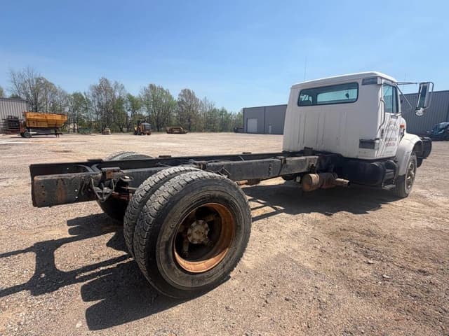 Image of International 4900 equipment image 2