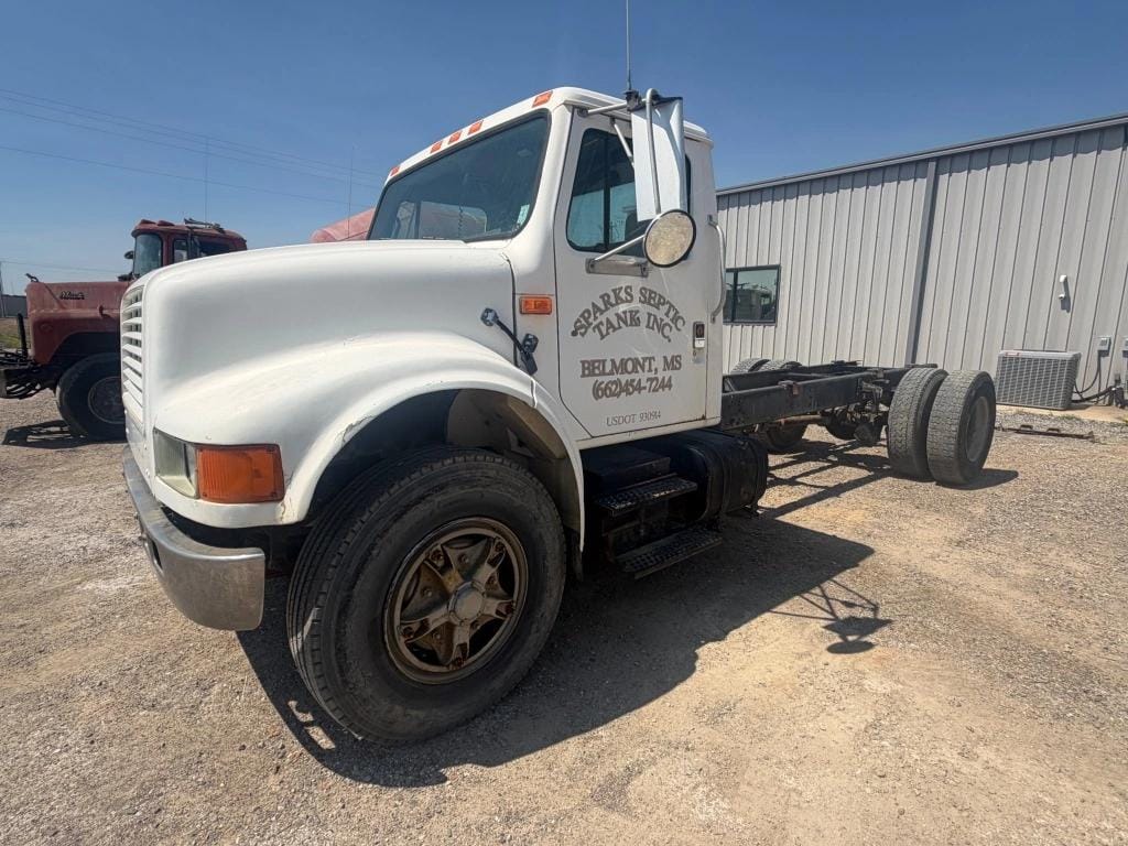 1990 International 4900 Equipment Image0