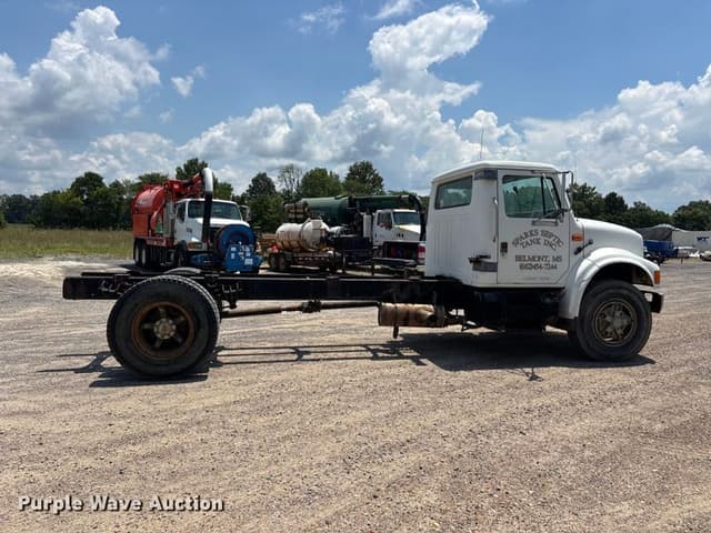 Image of International 4900 equipment image 3