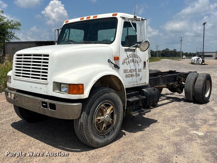 1990 International 4900 Equipment Image0
