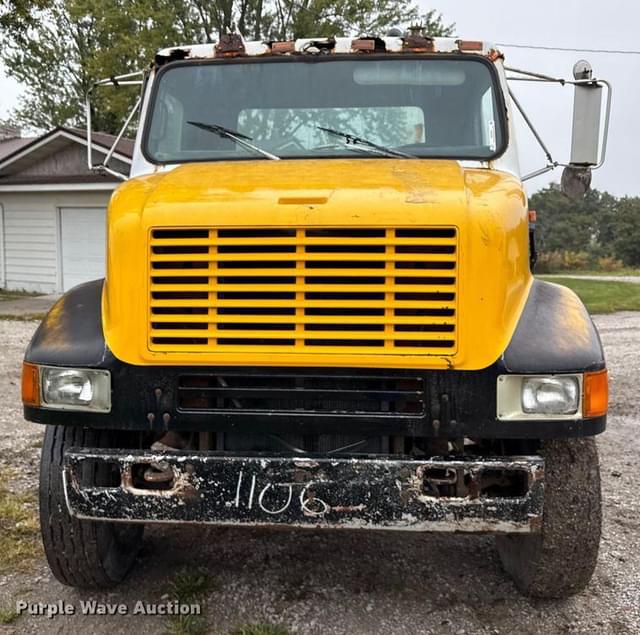 Image of International 8100 equipment image 1
