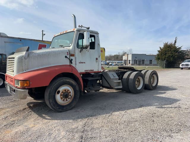 Image of International 8200 equipment image 4