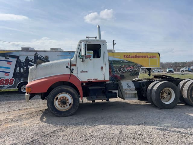 Image of International 8200 equipment image 2