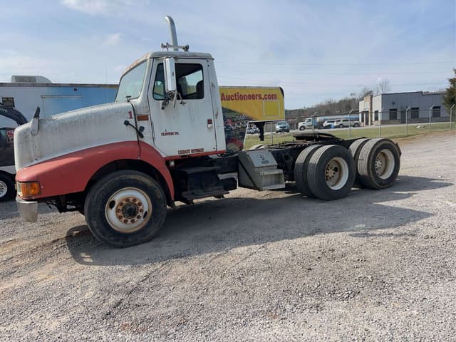 Image of International 8200 equipment image 3