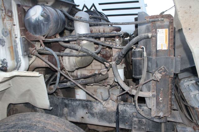 Image of International 8200 equipment image 4