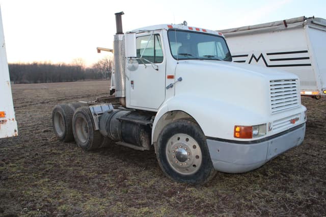 Image of International 8200 equipment image 2