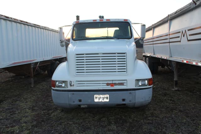 Image of International 8200 equipment image 1