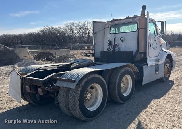 Image of International 8300 equipment image 4