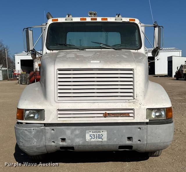 Image of International 8300 equipment image 1