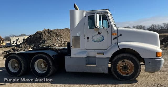 Image of International 8300 equipment image 3