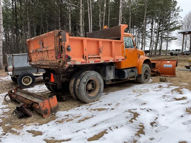 Image of International 4900 equipment image 3