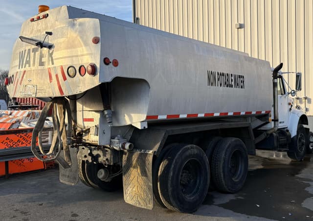 Image of International 4900 equipment image 4