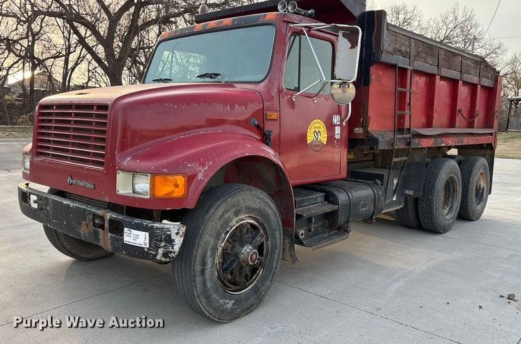 1990 International 4900 Equipment Image0