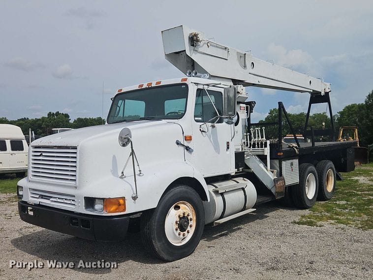 1990 International F-8200 Equipment Image0