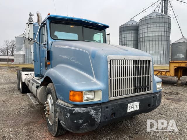 Image of International Navistar 9400 equipment image 3