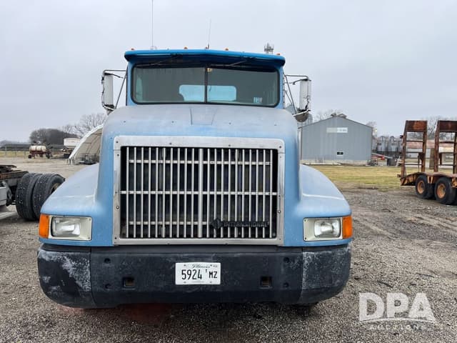 Image of International Navistar 9400 equipment image 2