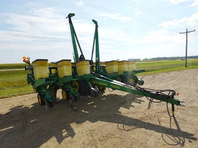 Image of John Deere 7200 equipment image 1