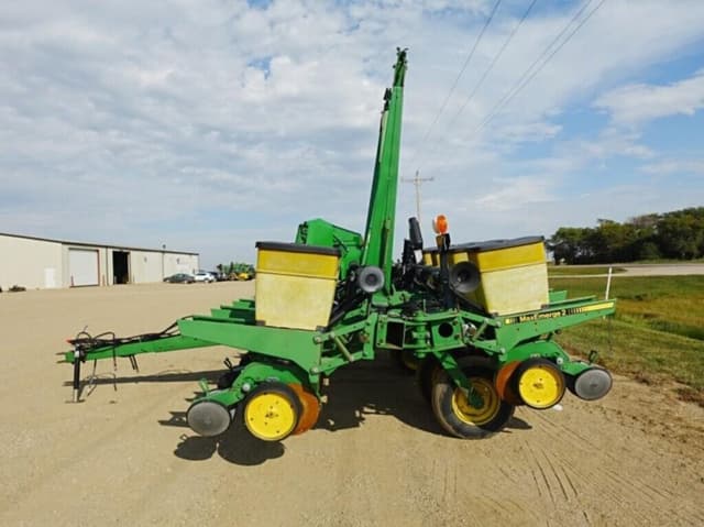 Image of John Deere 7200 equipment image 3
