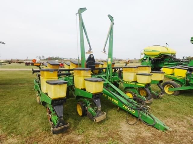 Image of John Deere 7200 equipment image 1