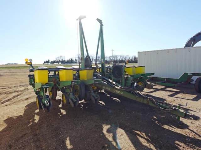 Image of John Deere 7200 equipment image 1