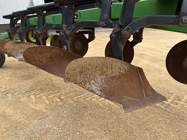 Image of John Deere 2810 equipment image 1