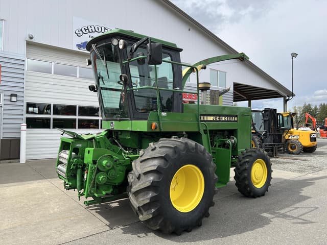 Image of John Deere 5830 equipment image 1