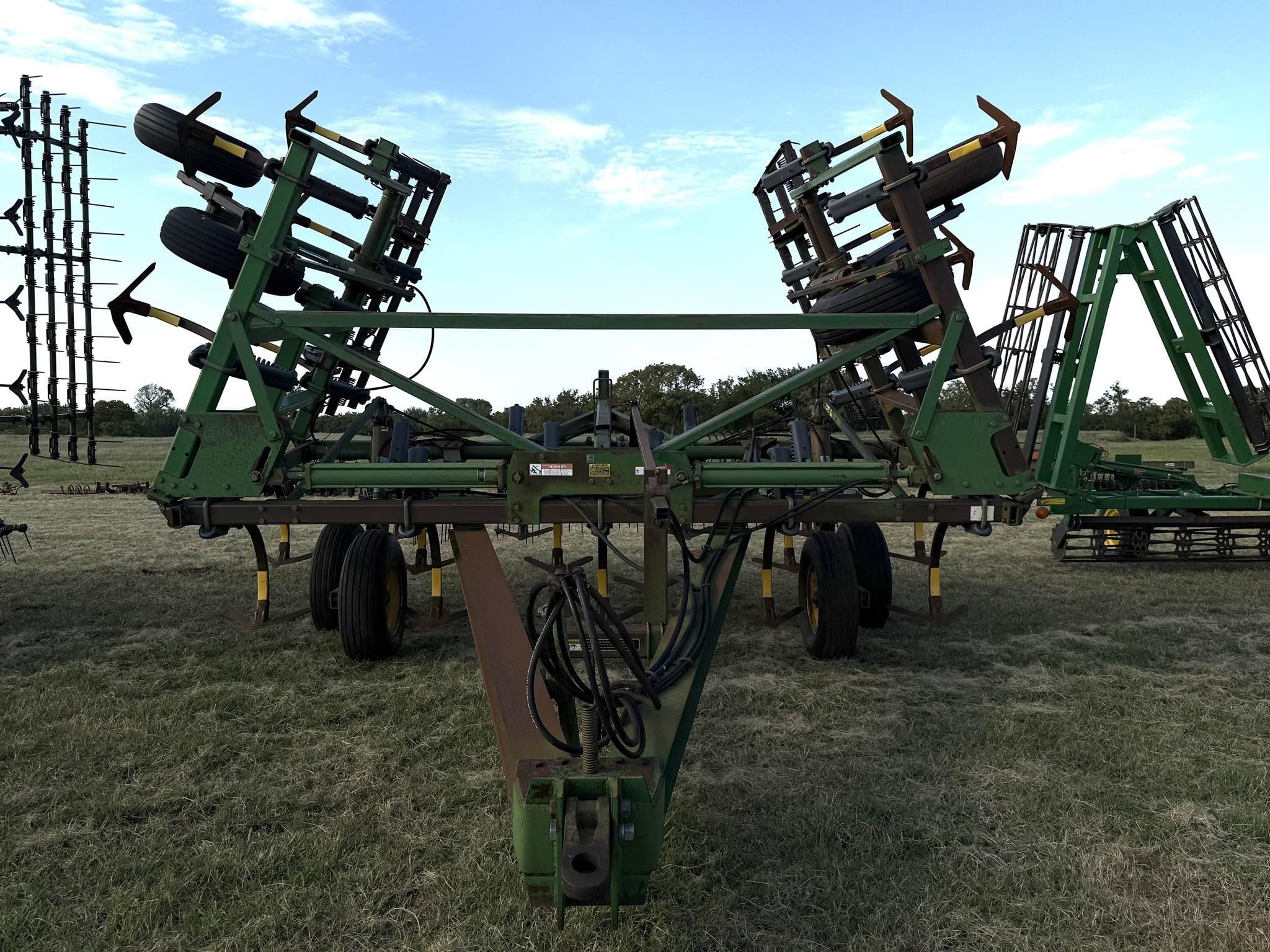 1990 John Deere 610 Equipment Image0