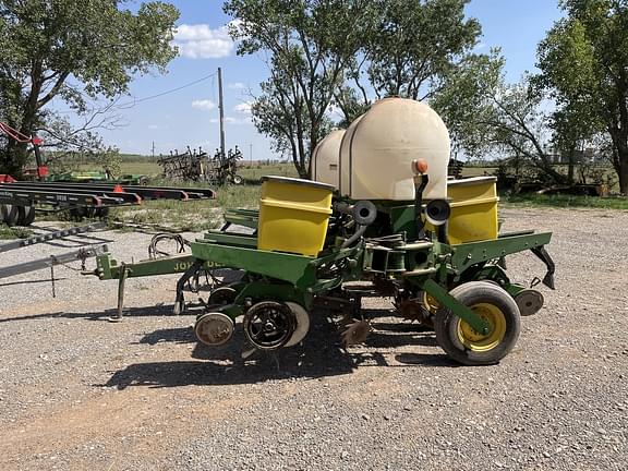 Image of John Deere 7200 equipment image 1