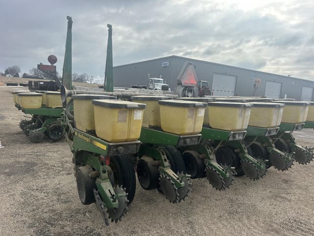 Image of John Deere 7200 equipment image 3