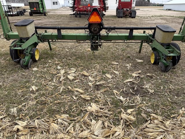 Image of John Deere 7300 equipment image 3