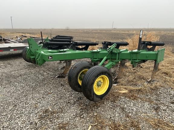 Image of John Deere 915 equipment image 1