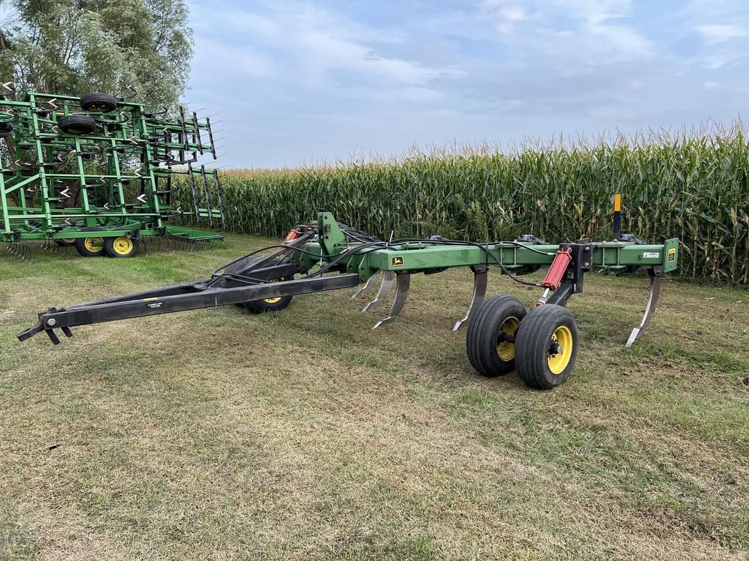 Image of John Deere 915 Primary image