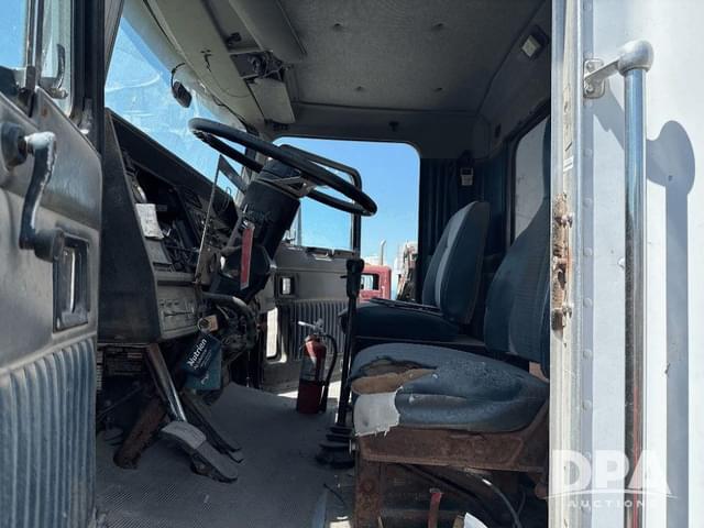 Image of Kenworth T600 equipment image 4