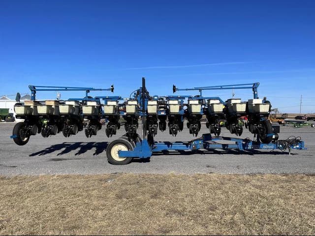 Image of Kinze 2600 equipment image 1