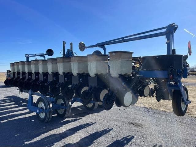 Image of Kinze 2600 equipment image 4